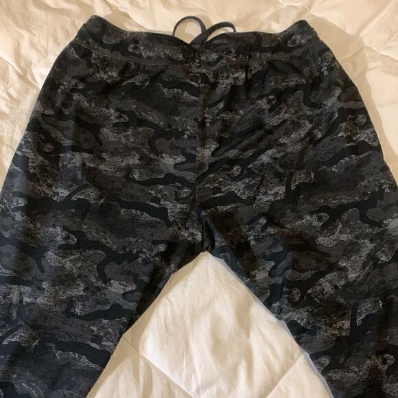 REEBOK, workout pants, medium, camo gray/black, great condition w/pockets - Picture 6 of 12